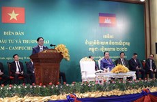 越南政府总理范明政与柬埔寨首相洪森出席越柬贸易投资促进论坛