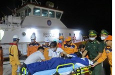 庆和省：及时将2名遇险的菲律宾船员送上岸救治