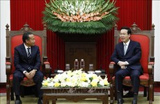越共中央书记处常务书记武文赏会见老挝国家政治与行政学院代表团