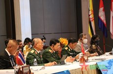 越南高级军事代表团出席第九届东盟防长非正式会议和东盟防长扩大会议