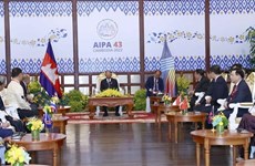 柬埔寨王国国会主席韩桑林会见AIPA议会代表团团长