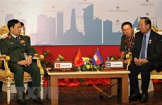 越南国防部长潘文江会见柬埔寨国防大臣和中国国防部长