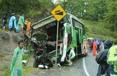 印度尼西亚一旅游巴士翻车坠崖致多人死亡