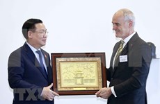 越南国会主席王廷惠会见皇家墨尔本理工大学领导