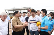 越南政府总理范明政视察平阳省重点基础设施项目实施情况