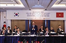 越南国家主席阮春福出席越韩企业论坛 会见韩国金融银行业大型公司领导