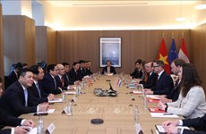 越南政府总理范明政与卢森堡大公国首相格扎维埃·贝泰尔举行会谈  