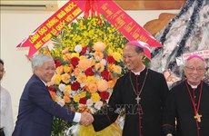 越南祖国阵线中央委员会主席杜文战圣诞节前走访慰问同奈省天主教徒