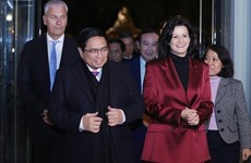 越南政府总理范明政会见比利时参议长斯蒂芬妮·德奥斯  