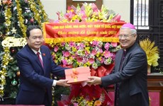 越南国会副主席陈青敏在圣诞节前走访慰问岘港教区主教座堂