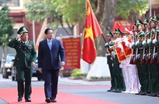 越南政府总理范明政视察边防部队司令部