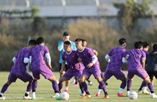 越南驻老挝大使馆领导探望备战AFF Cup 2022的越南国家足球队