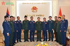 阮新疆上将会见老挝空军司令