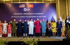 美国和平队的志愿者在宣誓仪式上穿着越南奥黛