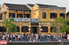 2023年元旦假期会安古镇接待大量游客前来参观旅游