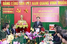 越南国会主席王廷惠走访慰问广平省日丽边防单位