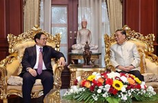 越南政府总理范明政探访老挝前高级领导人