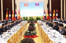 越南政府总理范明政与老挝总理宋赛·西潘敦共同主持政府间联合委员会第45次会议