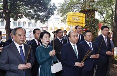 2023年家乡之春活动：越南国家主席阮春福和海外越侨在敬天殿敬香