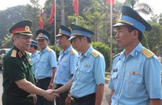 越南人民军总政治局领导人视察各单位并送上新春祝福