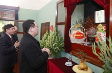 越南国会主席王廷惠前往67号房上香纪念胡志明主席