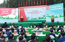 越南总理范明政启动2023年新春植树节