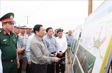 越南政府总理视察隆成国际机场建设项目