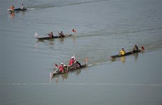 热闹非凡的昆嵩省传统独木舟竞赛