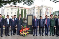 范明政总理在新加坡胡志明主席雕像前献花并给一种兰花新品种命名