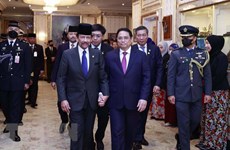 越南政府总理范明政与文莱达鲁萨兰国苏丹举行会谈