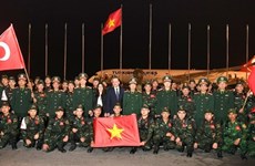 越南人民军76名军人启程赴土耳其参加人道主义援助与救灾活动