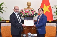 越南外交部长裴青山会见土耳其驻越大使哈尔登·特克内奇