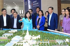 老挝人民革命党中央办公厅干部代表团赴越南手工艺村精华中心和VinUni大学进行实地考察