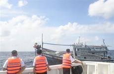 海军舰艇将发动机发生故障渔船拖到西礁岛机进行维修
