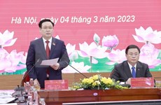 越南国会主席王庭惠主持向《土地法修正案（草案）》提出意见座谈会