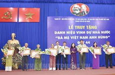 胡志明市向8位母亲追授“越南英雄母亲”称号