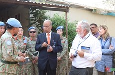 联合国副秘书长阿图尔·哈雷造访在阿卜耶伊的越南工兵队