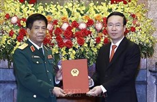 国家主席武文赏向阮文义同志颁发晋升上将军衔的决定书