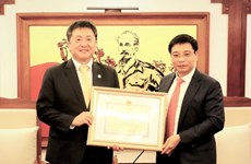越南交通运输部向日本国际协力机构驻越南首席代表颁发纪念章
