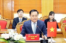谅山省人民委员会主席与中国广西崇左市委书记举行会谈