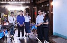 老挝和柬埔寨留学生参观越南红地址 了解越南革命历史
