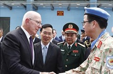 越南国家主席武文赏与澳大利亚总督戴维造访越南维和局