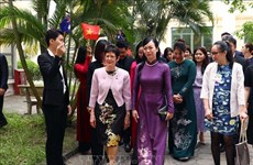越南国家主席夫人与澳大利亚总督夫人造访越南国家音乐学院