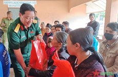 平定省军事指挥部为老挝人民诊病送药与赠送礼物