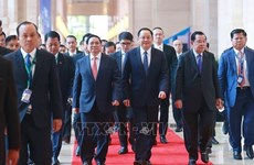 越南政府总理范明政与老挝总理、柬埔寨首相共进工作早餐