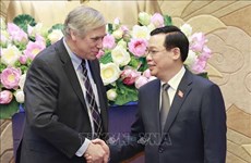 越南国会主席王廷惠会见美国国会议员代表团
