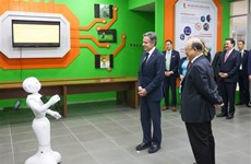 美国国务卿参观河内理工大学创新科技产品展