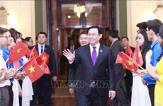 越南国会主席王廷惠与旅居古巴越南人代表会面