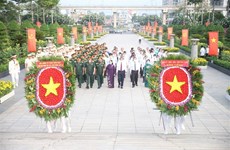 越南实现国家统一48周年：胡志明市领导敬香缅怀革命先烈