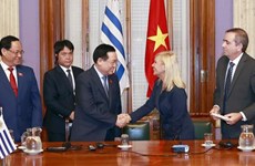 越南国会首次与乌拉圭参众两院签署合作协会